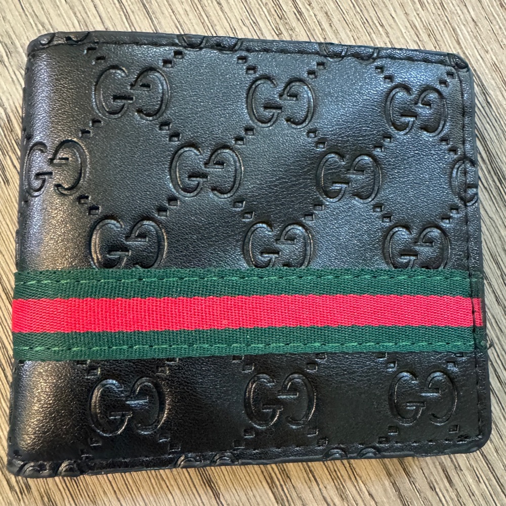 Bifold gucci wallet